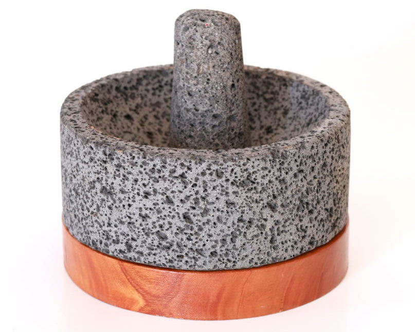 Molcajete R piedra volcánica con base de cedro