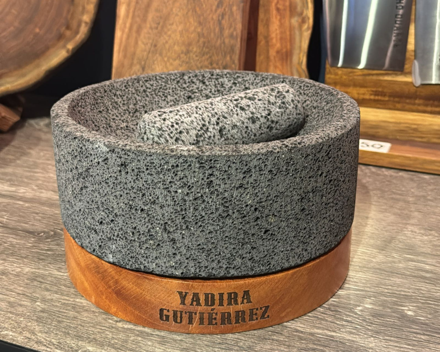 Molcajete R piedra volcánica con base de cedro
