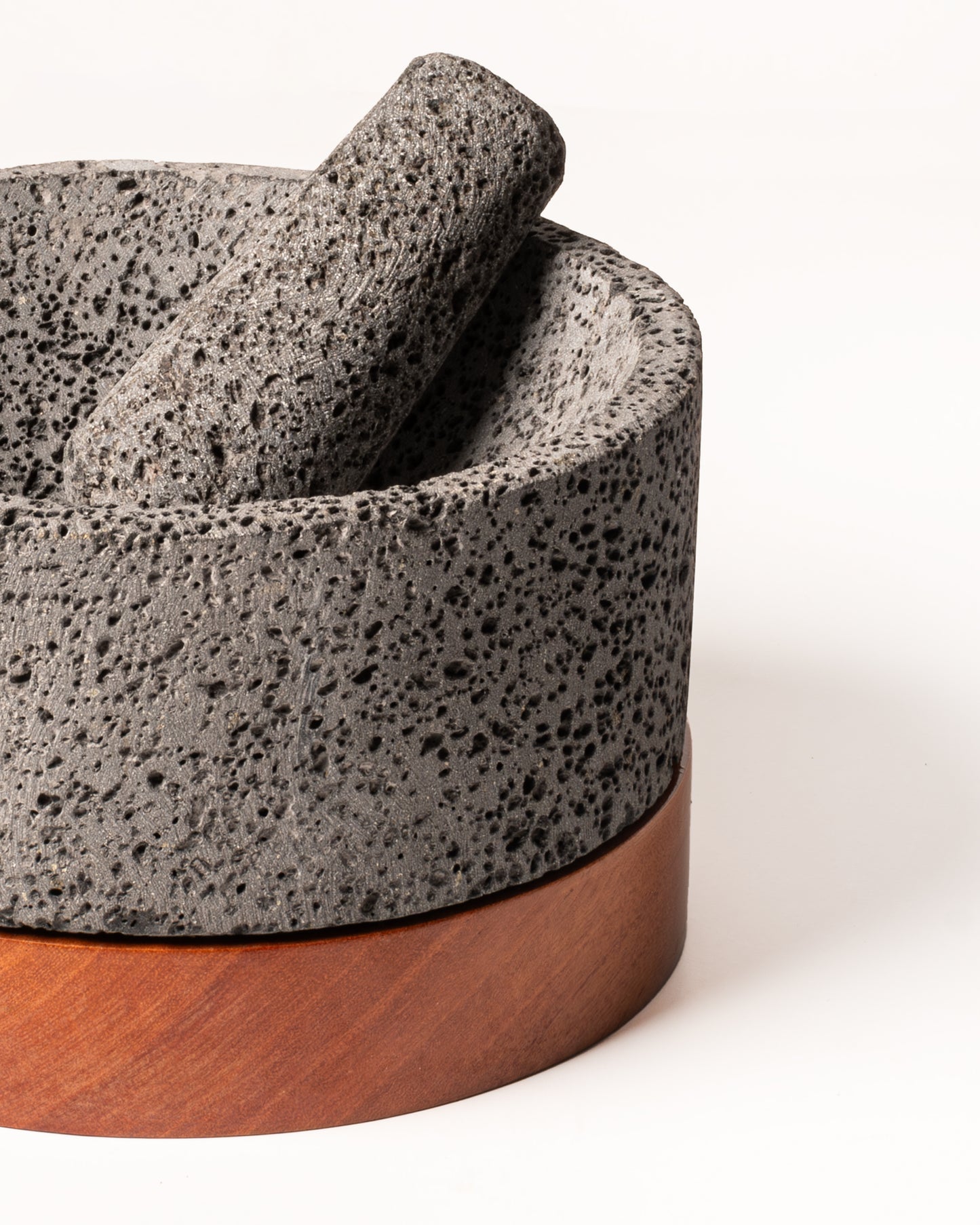 Molcajete R piedra volcánica con base de cedro