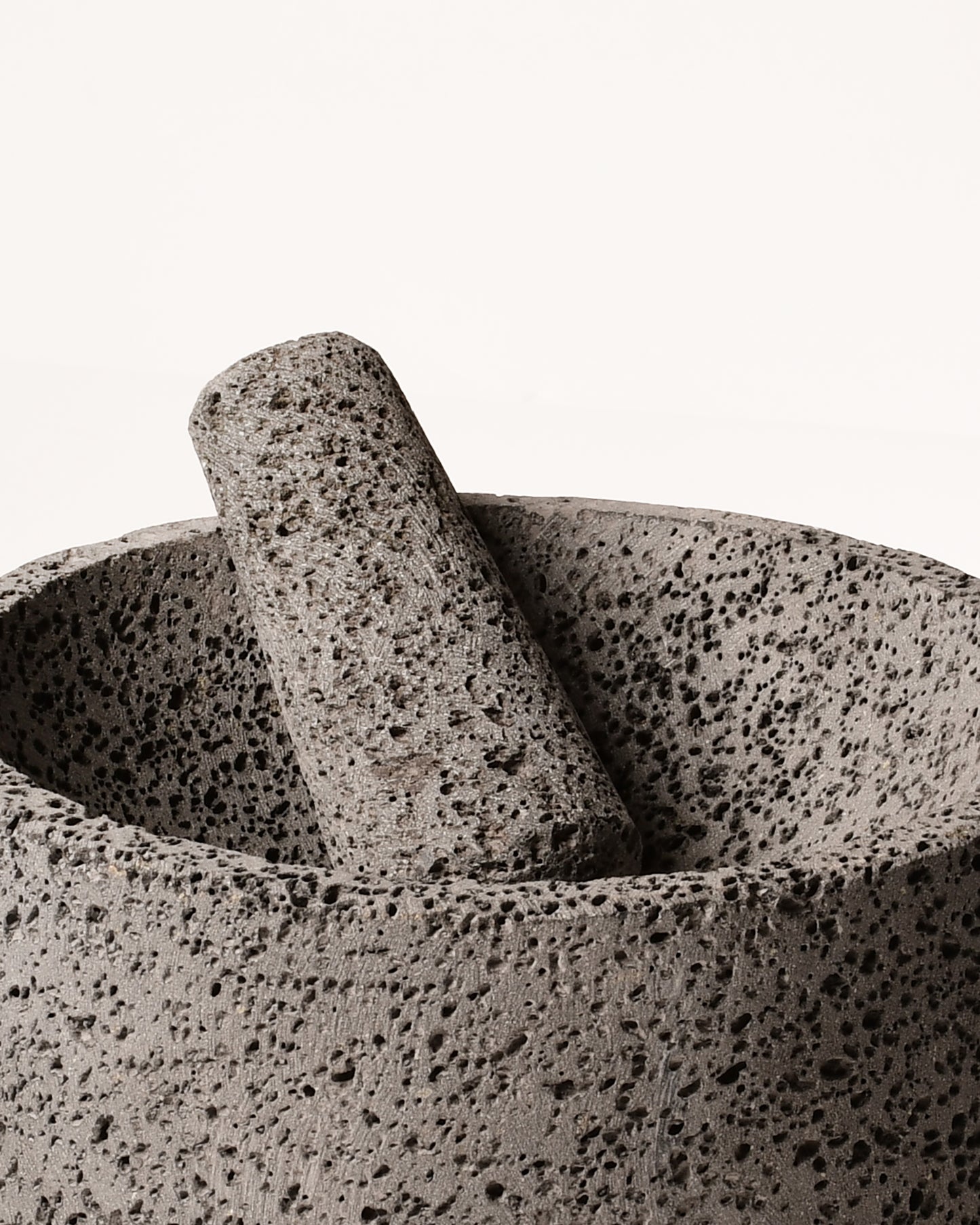 Molcajete R piedra volcánica con base de cedro