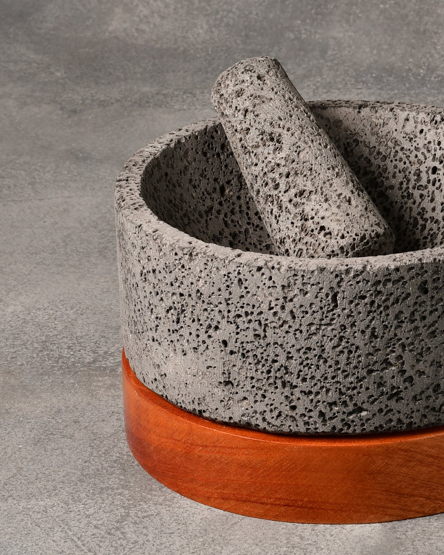 Molcajete R piedra volcánica con base de cedro