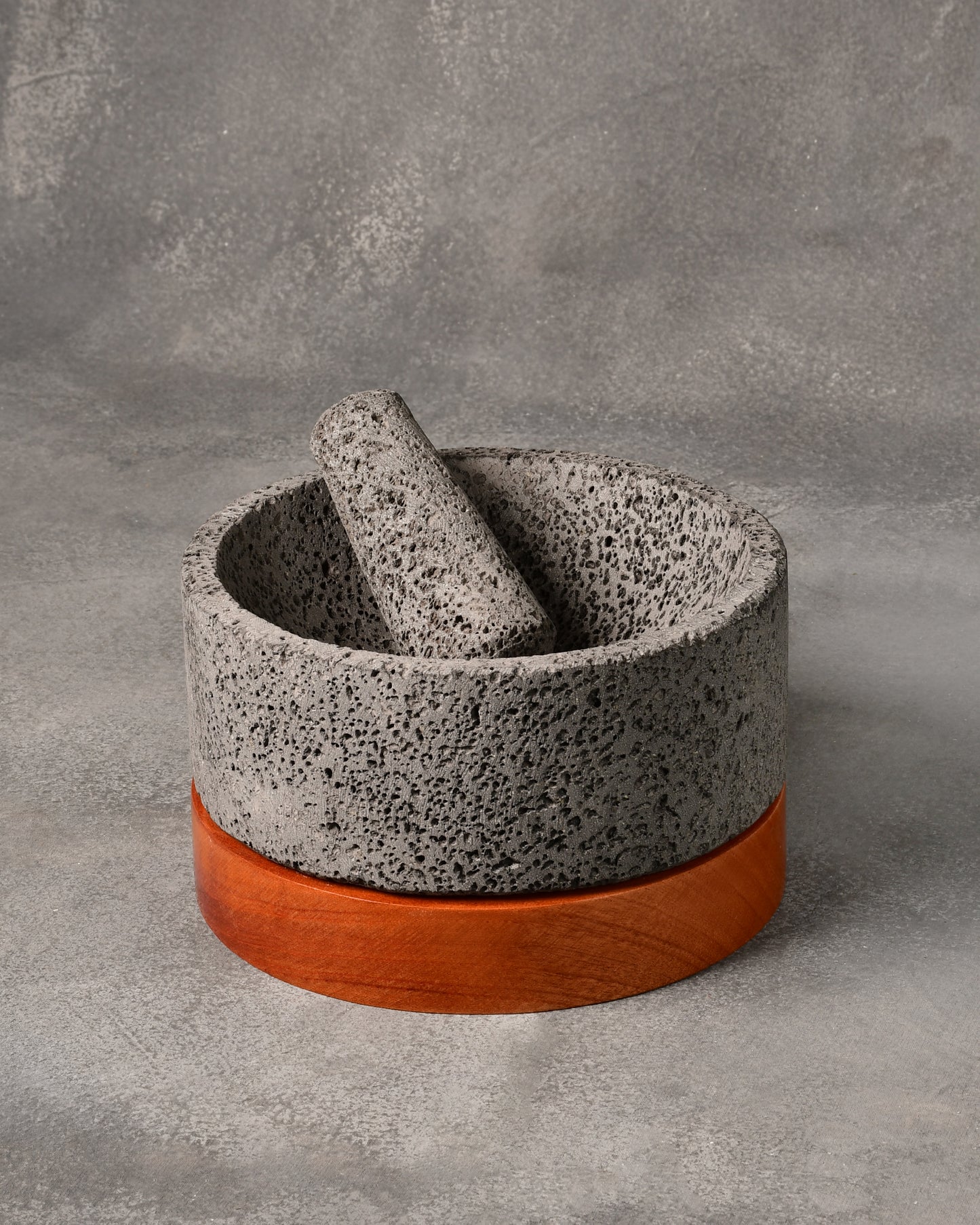Molcajete R piedra volcánica con base de cedro