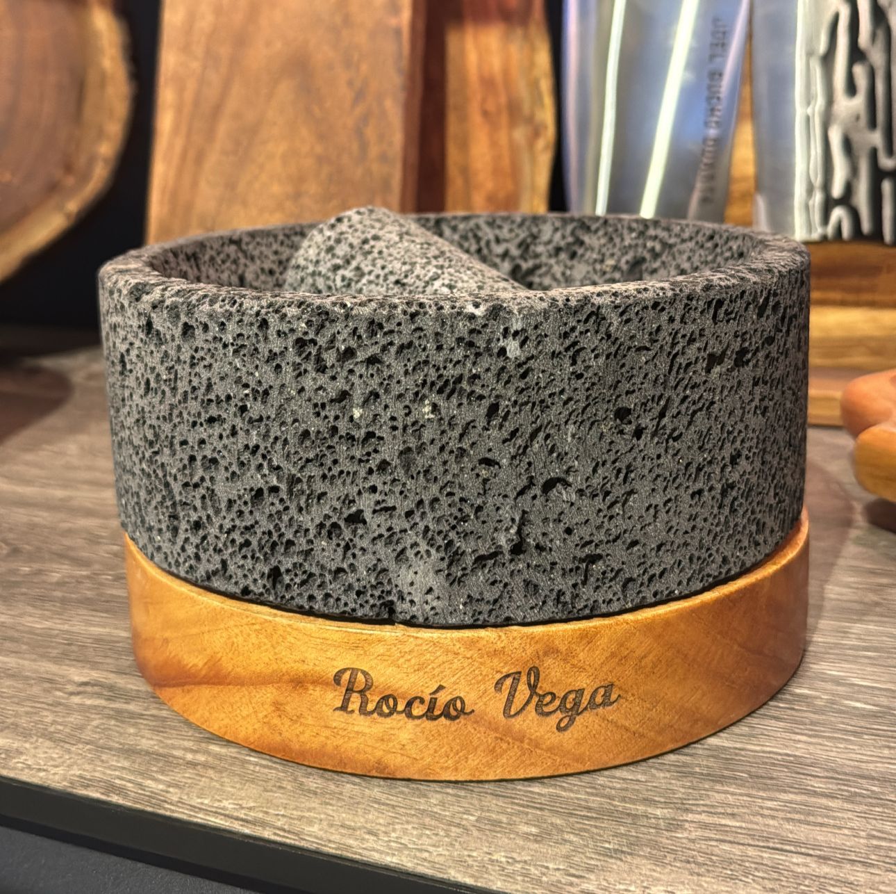 Molcajete R piedra volcánica con base de cedro